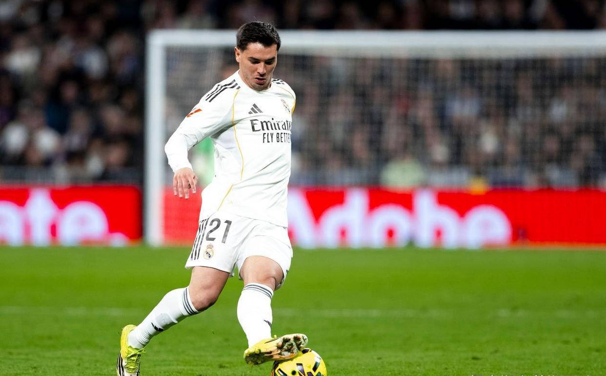 西甲榜首易主!皇马4-1大胜登顶,巴萨1-2爆冷失利,争冠悬念再度升级