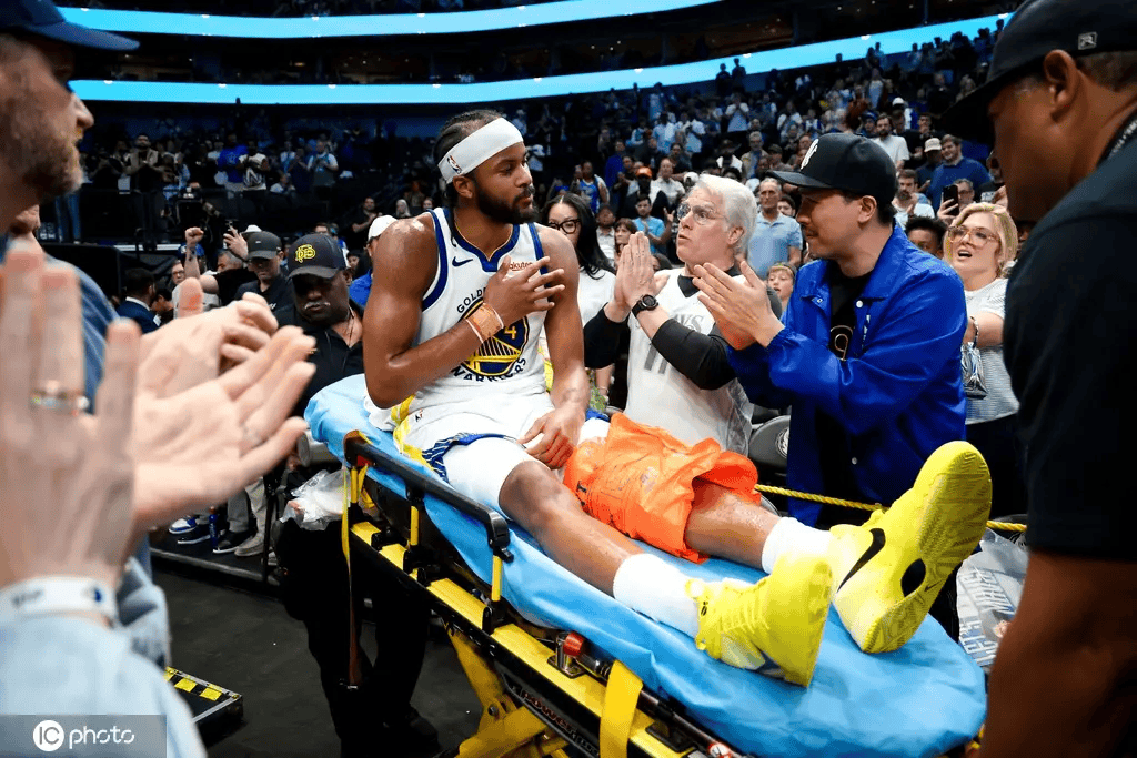 早日康复!勇士官方:穆迪成功接受左膝髌腱修复手术