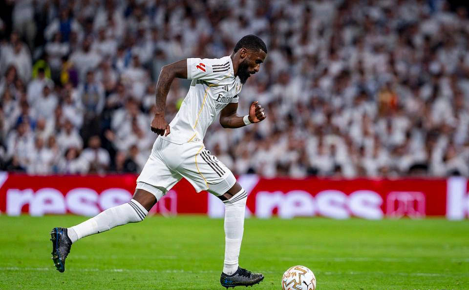 皇马欲与铁卫续约仅给一年合同,尤文、曼联和利物浦虎视眈眈等待捡漏